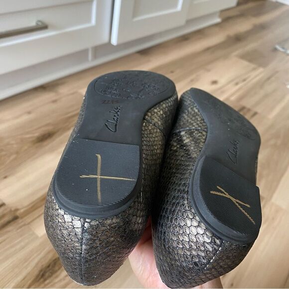 Clarks Women’s Size 6.5 Loafers Metallic Reptile Scale Silver Career Comfort - Picture 3 of 8